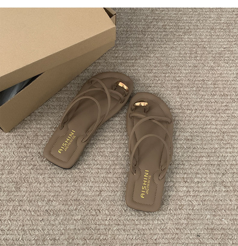 New Vintage Small Metal Cover Toe Female Summer Home Wear Fashionable All Match Flat Beach Cool Slippers 2026s hot
