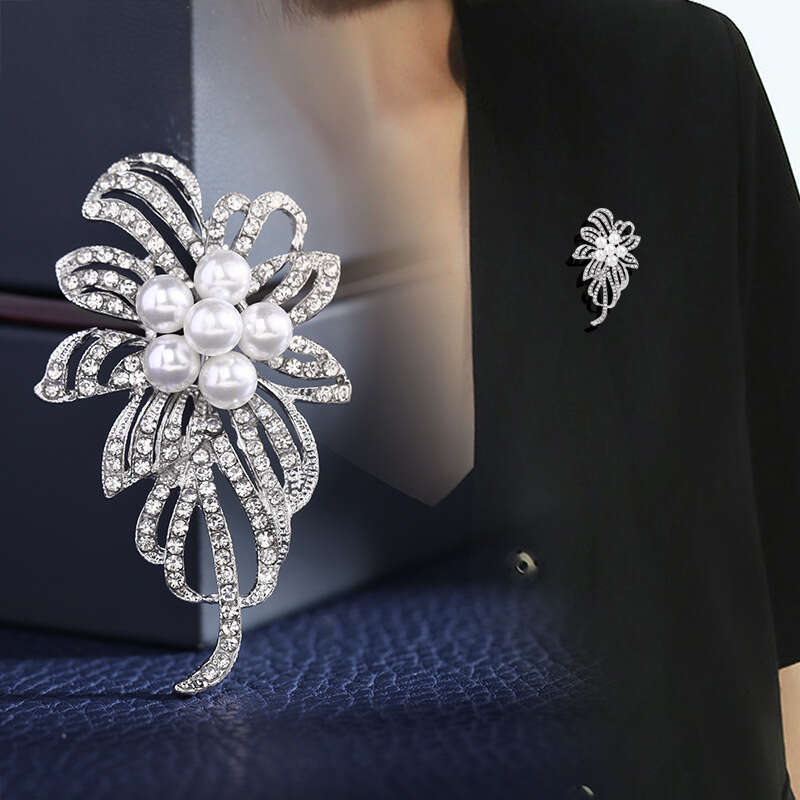 Brooch Exquisite Inlaid Diamond Corsage Yiwu Clothing Accessories Factory Wholesale High-end Versatile Simple Elegant Pin Niche