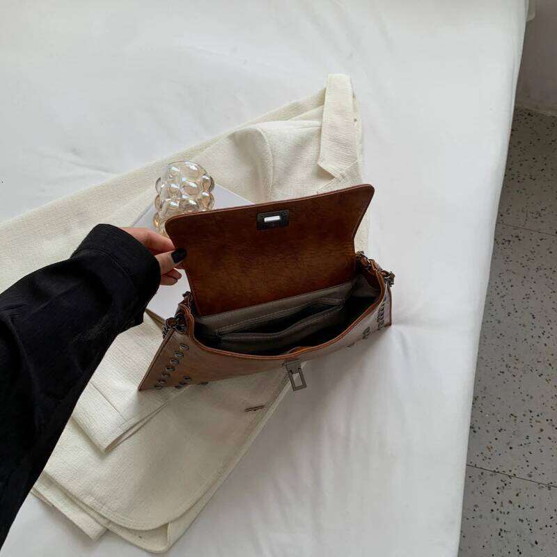 Vintage handbag for women; new fashion retro envelope shoulder bag with a unique texture chain strap.