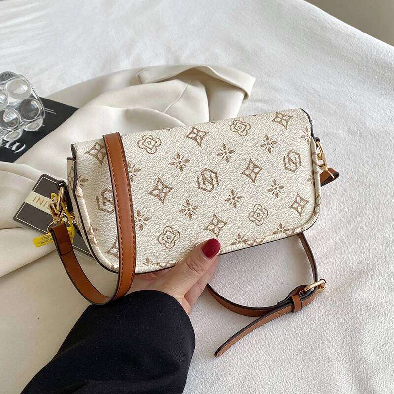 Fashionable retro printed small square versatile single shoulder bag; crossbody bag under the arm.