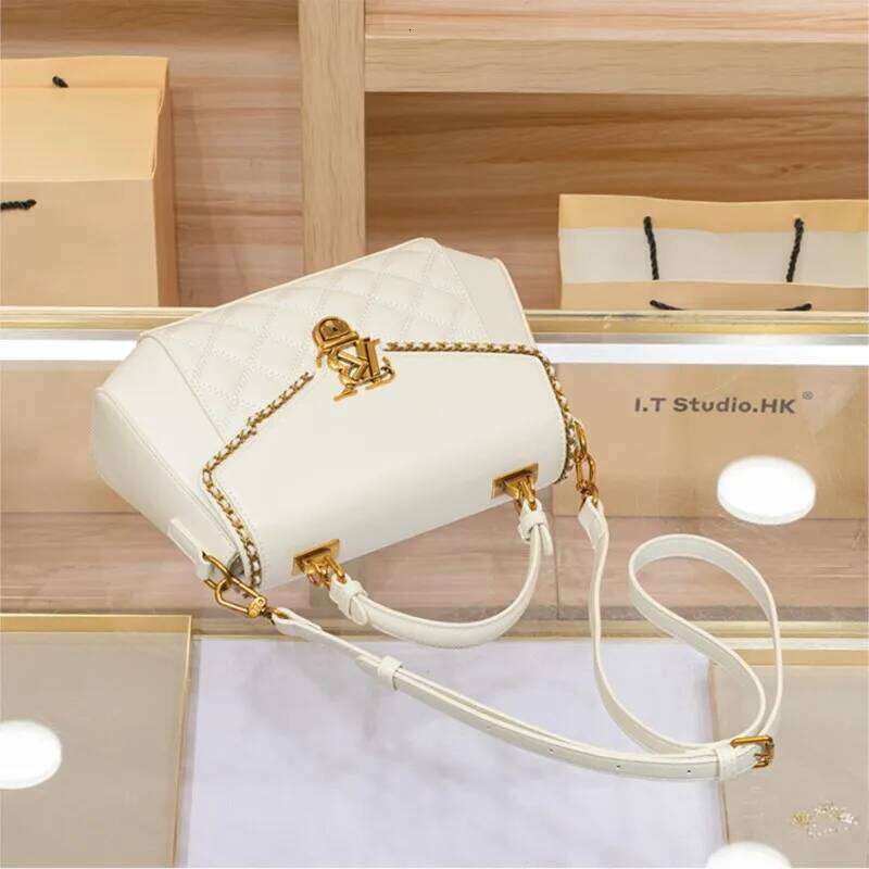 Women's 2024 new autumn and winter light luxury brand single shoulder crossbody bag, high-end texture designer handbag