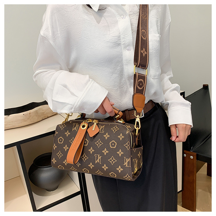 New retro printed handbag, new large-capacity pillow bag, versatile and fashionable commuting wide belt single-shoulder slant letter hand-carry retro 