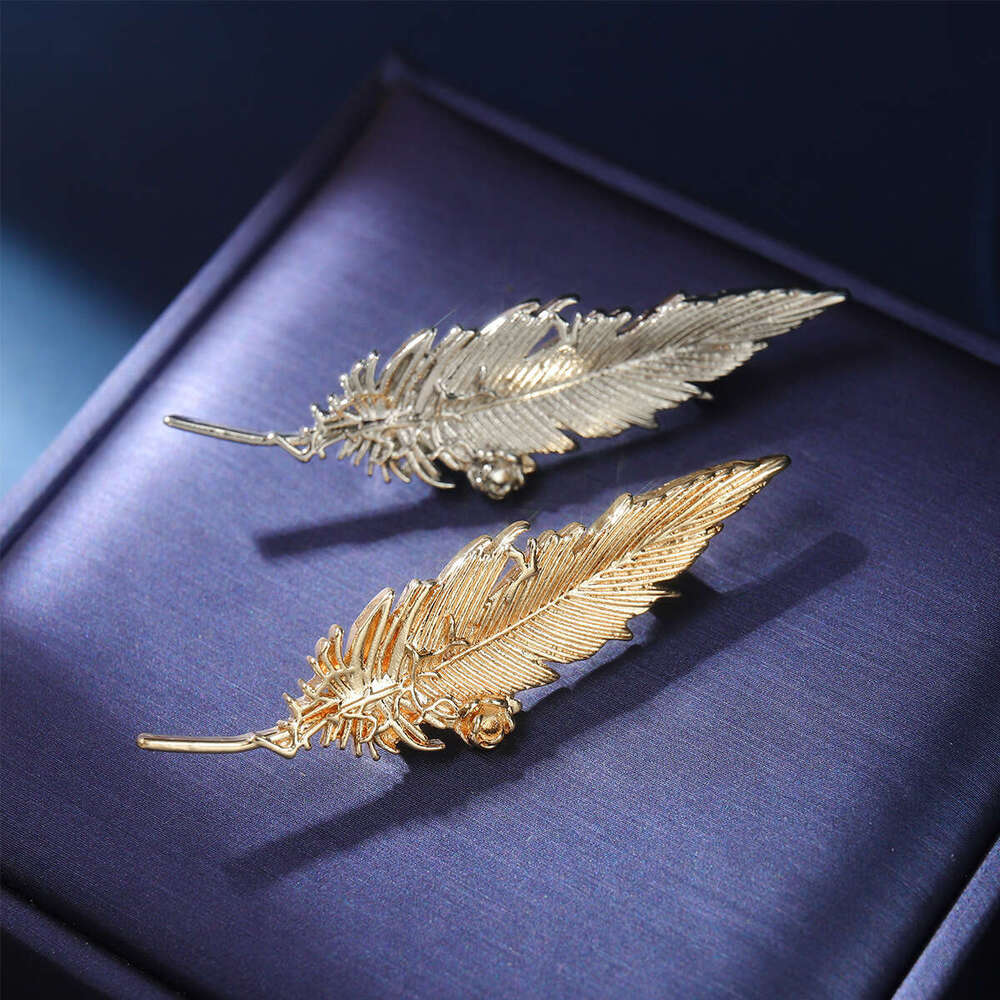 New Exquisite Elegant Feather Alloy Temperament Versatile Accessory Suit Coat Pin Buckle Brooch Wholesale