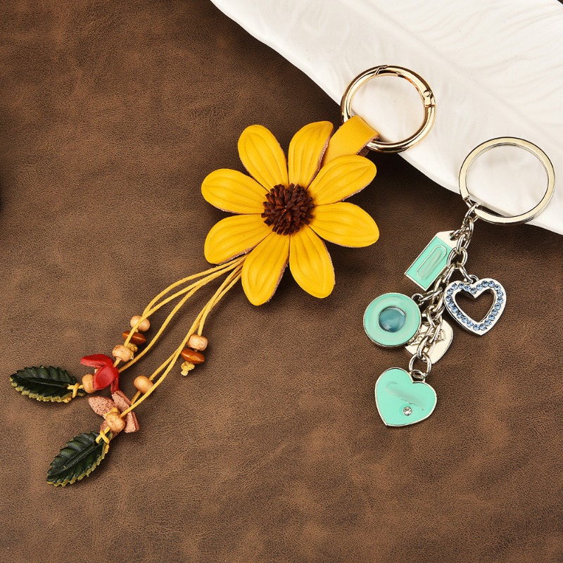 Couple birthday gift Gifts Keychain Bag Charm Flower Leather Keychain Green Heart Metal Car Keychain Purse Pendant for Women Men Valentine's Day 