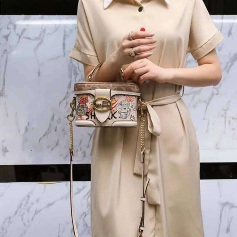 Ladies' handbag, high-end chain women's 2025 new retro carriage hand-held crossbody cylindrical bag, water bucket bag