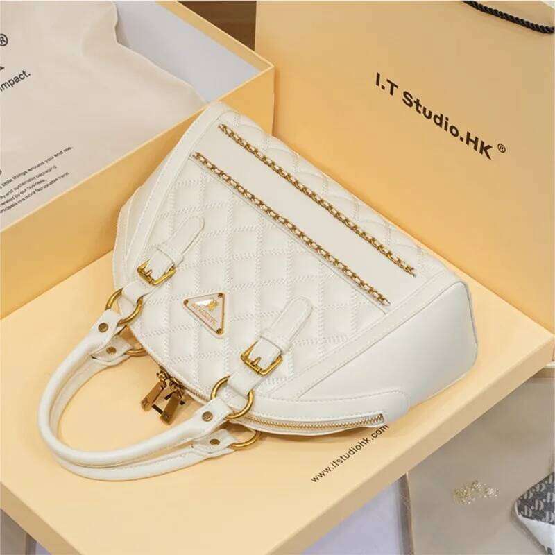 Women's 2026 new autumn and winter light luxury brand shoulder crossbody bag, high-end texture designer handbag 9006