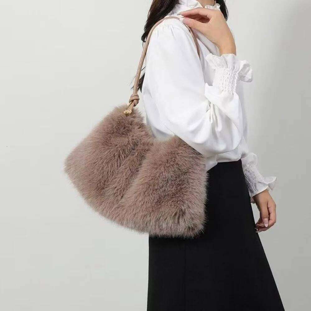 Fashion and Luxury Women's Bags A Good Choice Tosend Friends High-end Handbags Faux Rabbit Fur Plush Sholder Bag