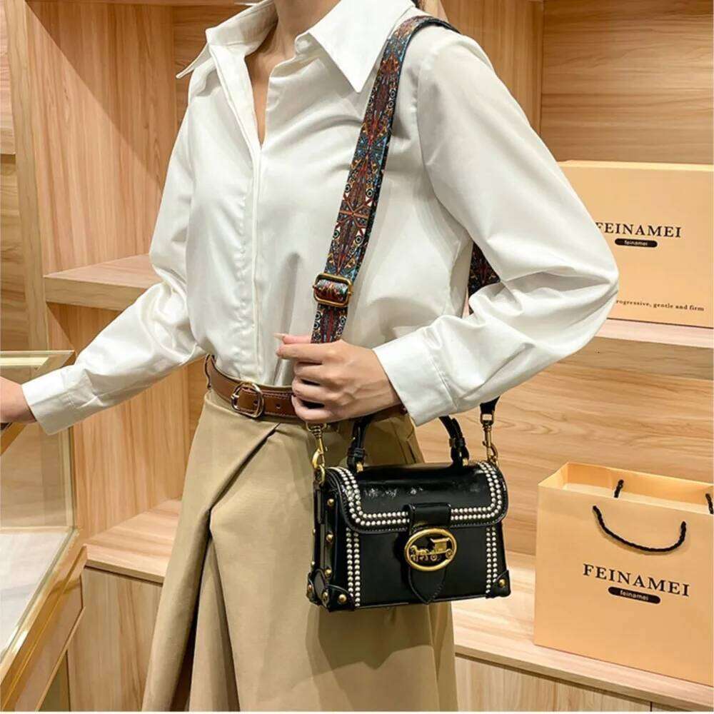 Women's handbag 2025 new autumn and winter high-end retro wide strap fashionable single shoulder crossbody bag