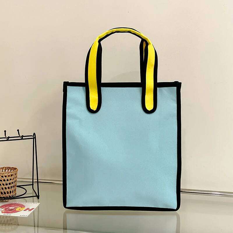 Two-dimensional cartoon anime girl canvas girls; light and capacious make-up bag for tutoring.