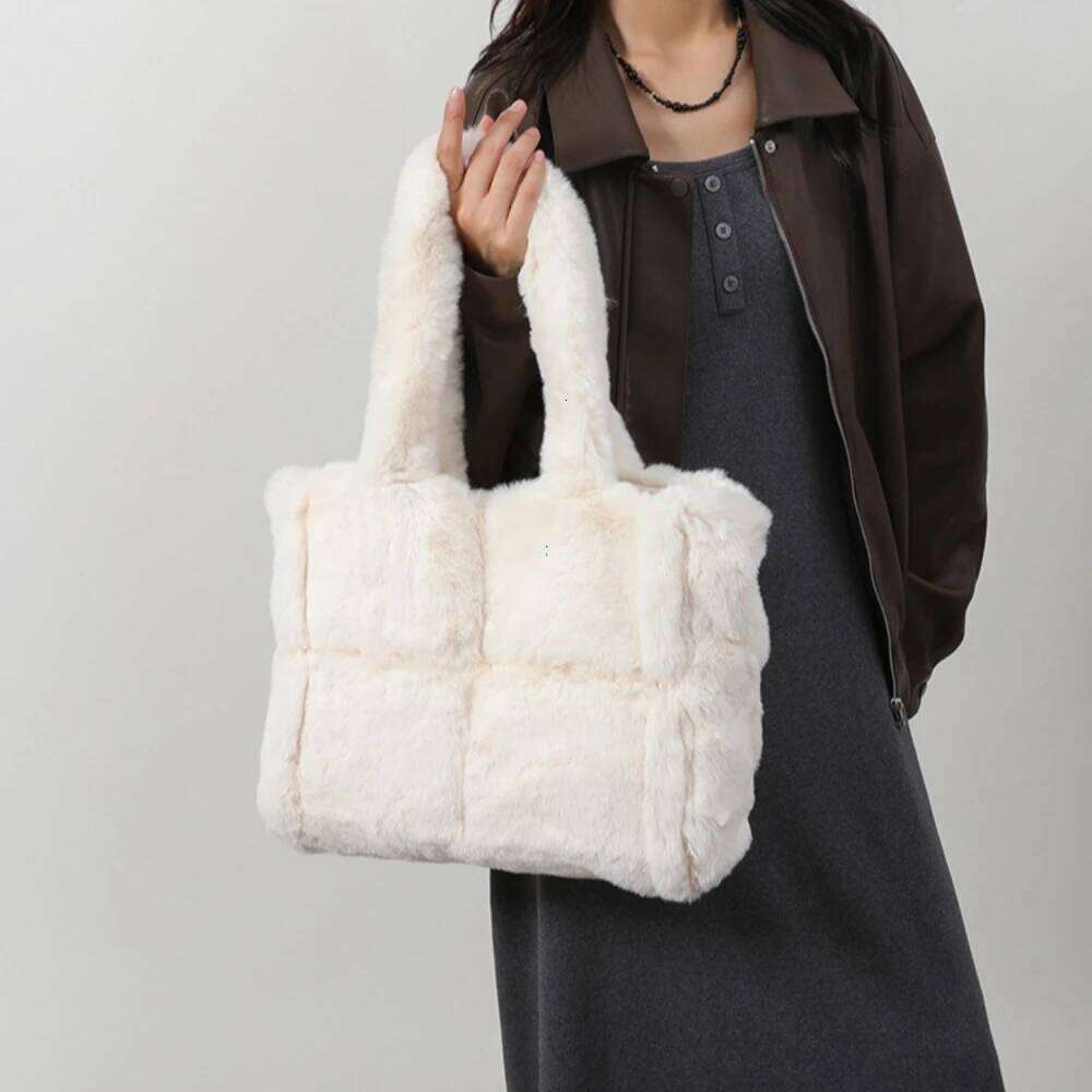 Large Capacity Shoulder Bag, Suitable for Shopping and Shopping, Winter Armpit Bag Handbag New Plush Women's Handbag,