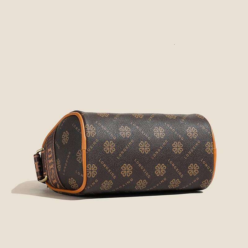 Fashionable trendy ladies' 2025 new model large capacity single-shoulder retro women's bag for commuting