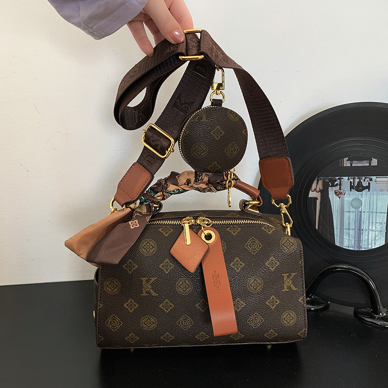 High-end Fashion Boston Pillow Bag for Women 2026 New Style Retro Luxury Fashion Crossbody Shoulder Bag with Letter Design for Women