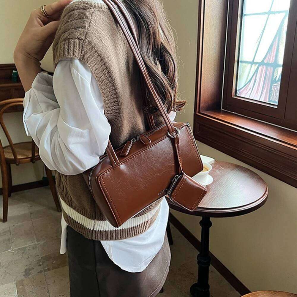 Autumn Winter High-End Sensation 2026 New Fashion Commuter Square Retro Oil Wax Leather Small Bag Women's Single Shoulder