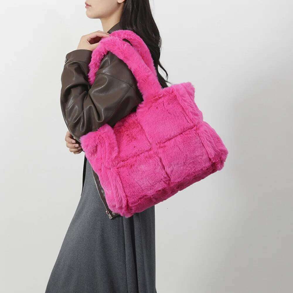 Large Capacity Shoulder Bag, Suitable for Shopping and Shopping, Winter Armpit Bag Handbag New Plush Women's Handbag,