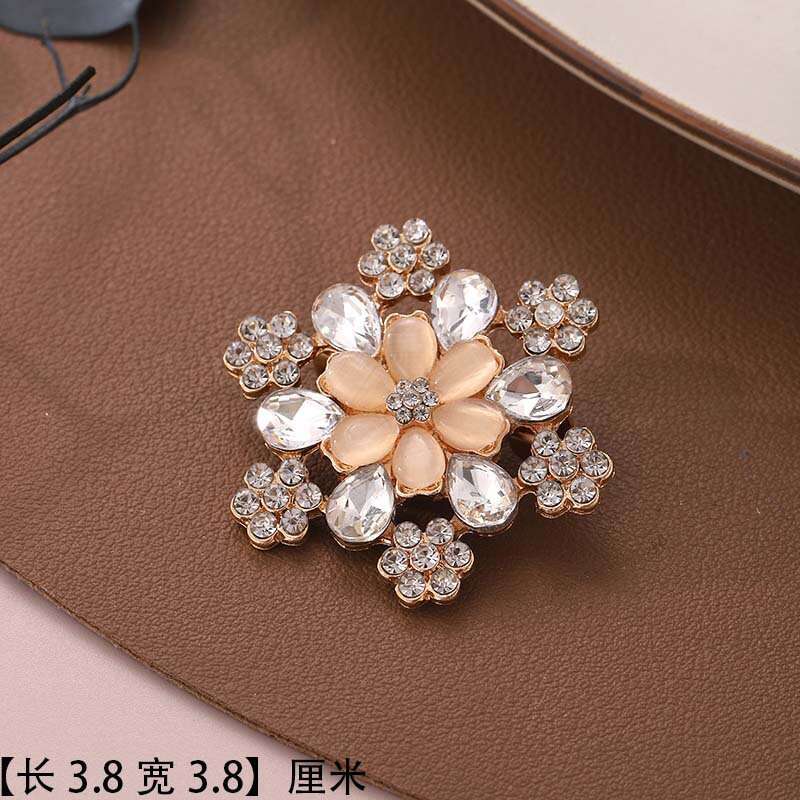 High-End Niche Accessories Versatile Creative Women's Fashion Collar Pin Inlaid with Diamonds Anti-Exposure Elegant Brooch