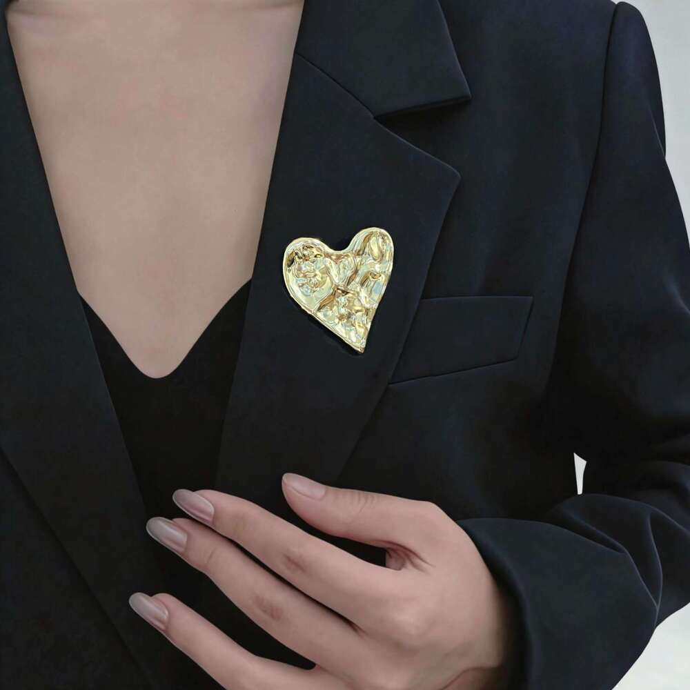 European and American Irregular Pleated Metal Heart Brooch Light Luxury High-end Sense Pin Niche Design Exquisite Versatile Accessory