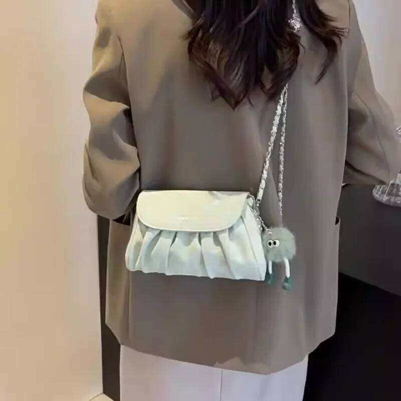 Charming charm pendant with delicate chain shoulder Stylish and versatile crossbody bag Casual chain-strap handbag