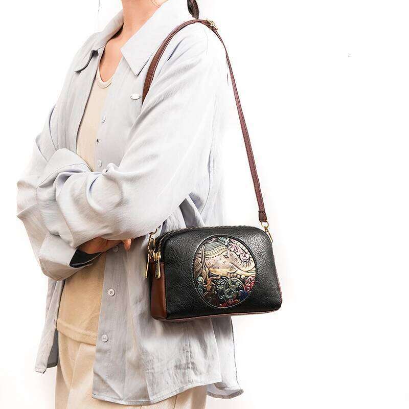 Retro Chinese-style stylish shoulder bag for middle-aged mothers, featuring a fashionable design, multiple compartments, large c