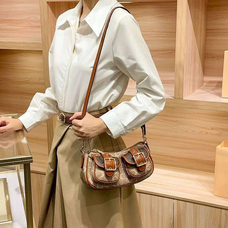 Light luxury French stick 2025 new underarm single shoulder crossbody bag, fashionable contrasting color motorcycle bag