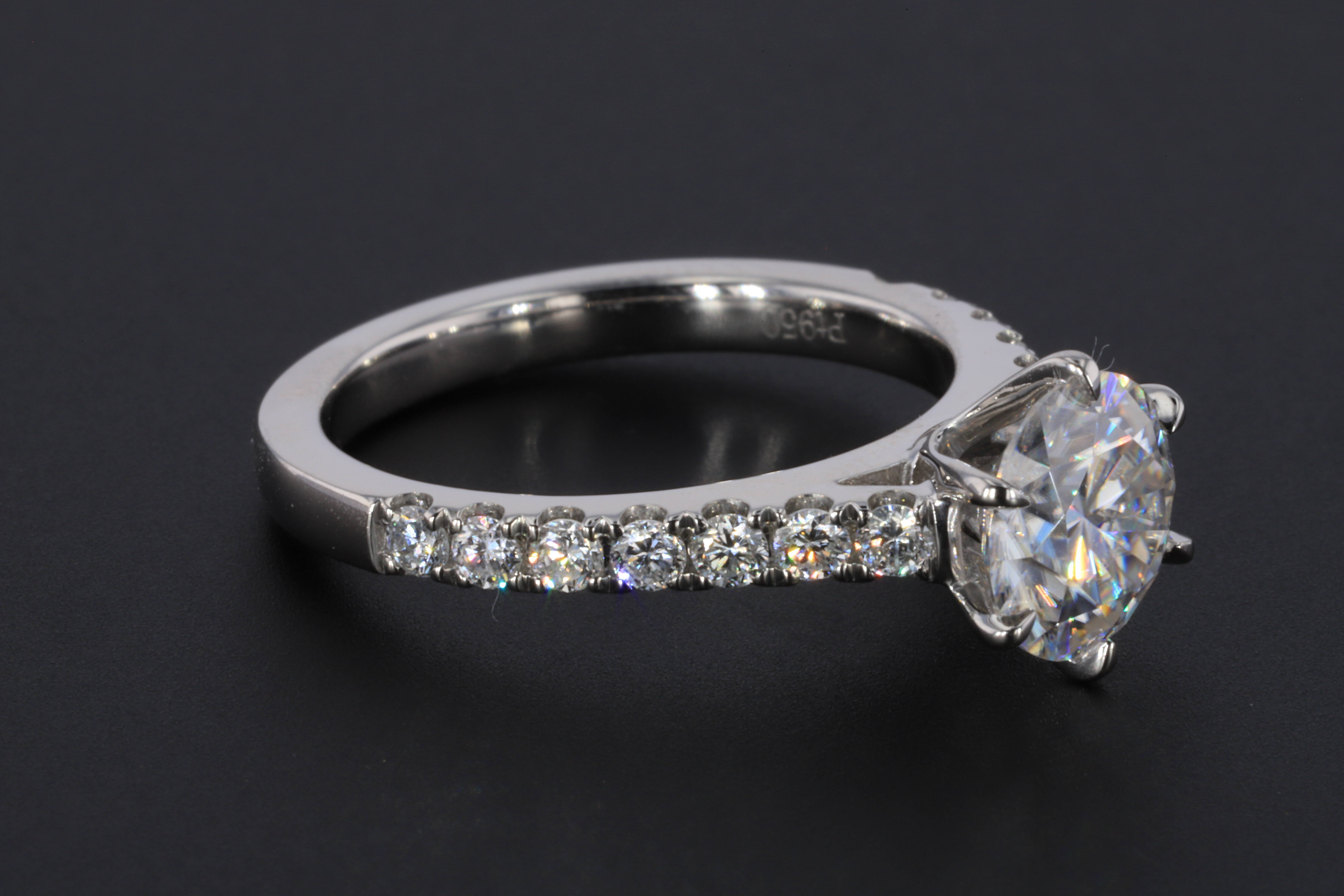 Starsgem Moissanite Stone Jewelry 3 Carat Moissanite Engagement Ring with Side Lab Diamond for Wedding