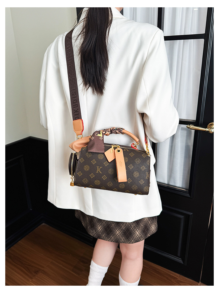 High-end Fashion Boston Pillow Bag for Women 2026 New Style Retro Luxury Fashion Crossbody Shoulder Bag with Letter Design for Women