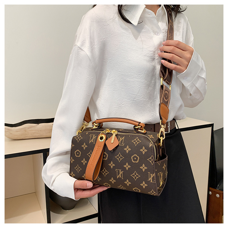 New retro printed handbag, new large-capacity pillow bag, versatile and fashionable commuting wide belt single-shoulder slant letter hand-carry retro 