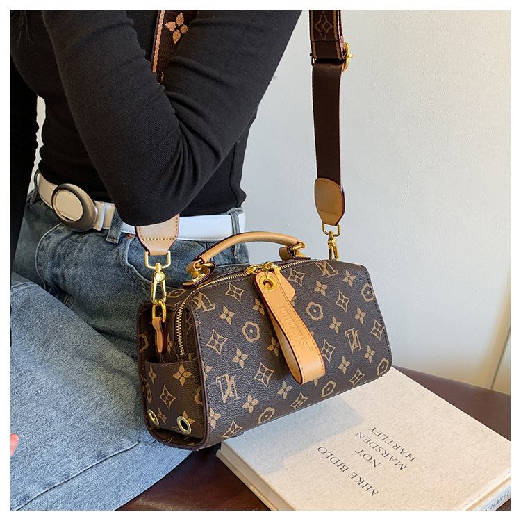New retro printed handbag, new large-capacity pillow bag, versatile and fashionable commuting wide belt single-shoulder slant letter hand-carry retro 