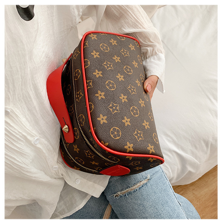 2026 Cosmetic bag Large capacity letter printing storage bag Portable water-proof Travel hand-held toiletry bag