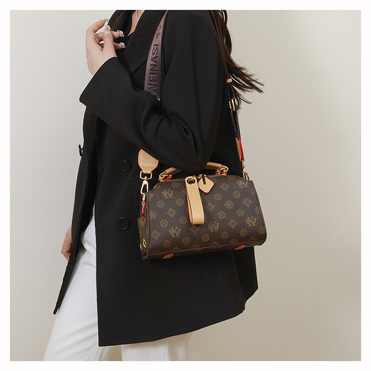 Brand High-End Women's 2025 New Luxury Retro Boston Bag, Handbag, Versatile Fashion Crossbody/Shoulder Bag with Letter Design