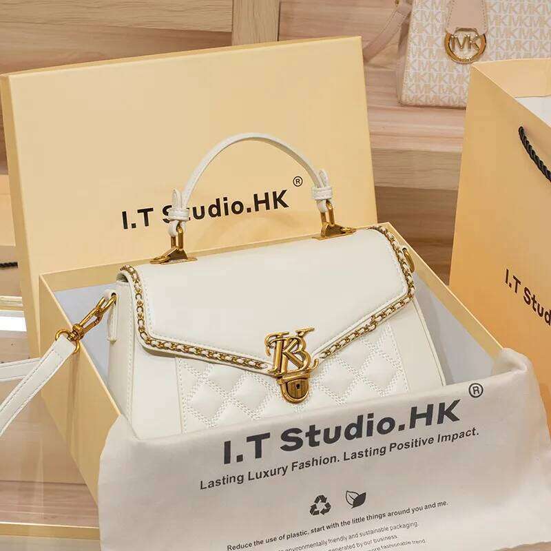 Women's 2024 new autumn and winter light luxury brand single shoulder crossbody bag, high-end texture designer handbag
