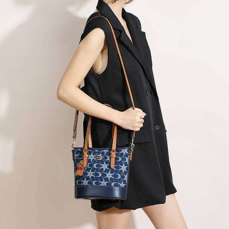 Brand denim hand-held bucket women's 2025 new fashionable and versatile shoulder bag, temperament commuting crossbo