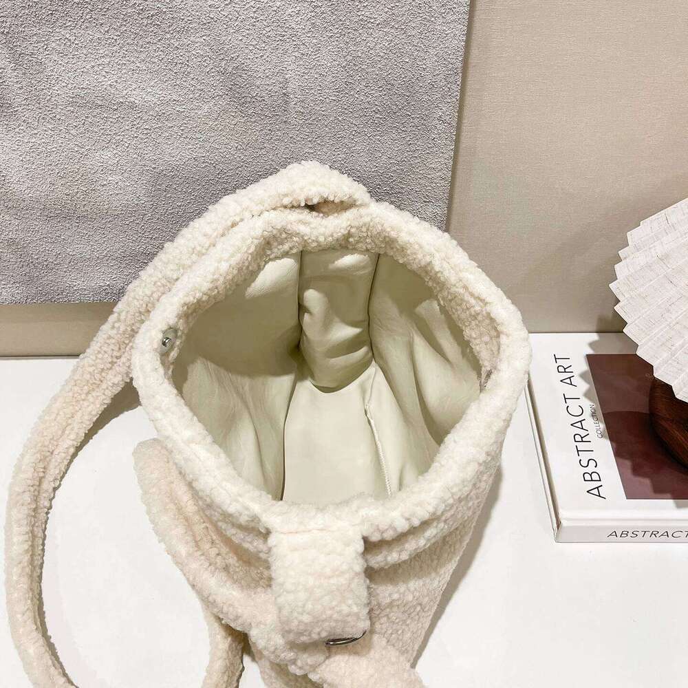 Cross-border new Korean-style plush soft underarm bag, large capacity commuter shoulder bag