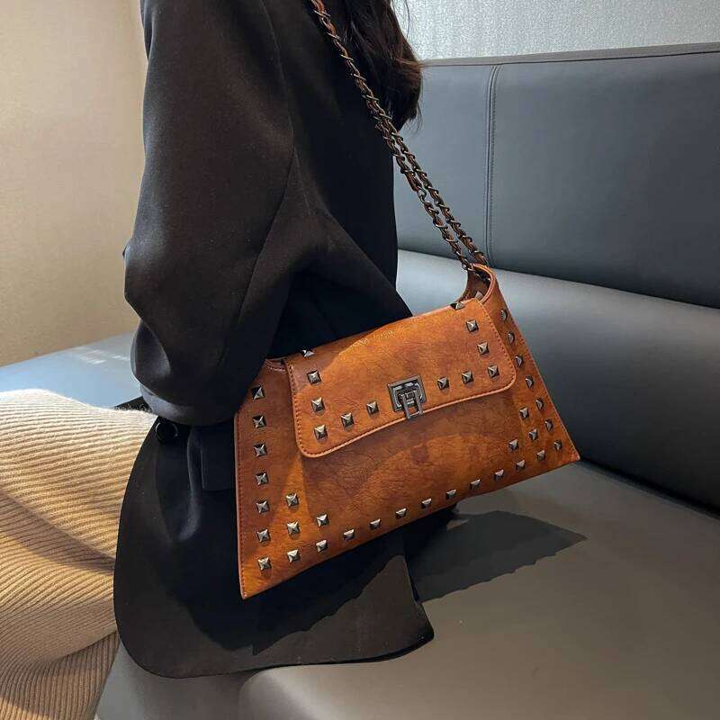 Vintage handbag for women; new fashion retro envelope shoulder bag with a unique texture chain strap.