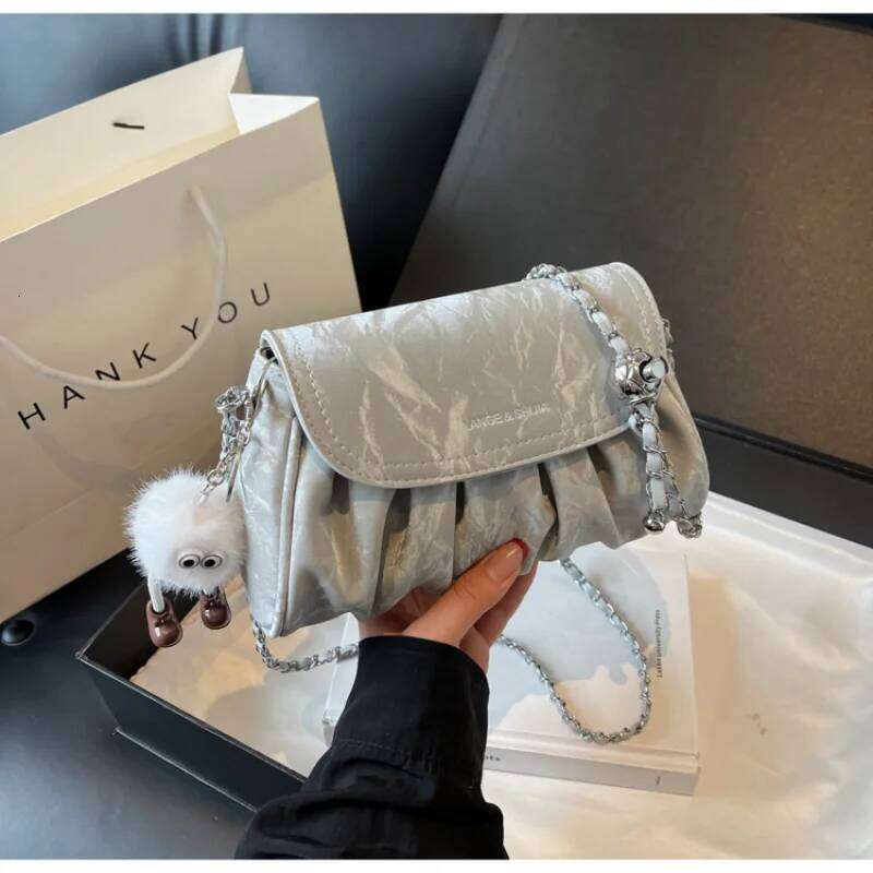 Charming charm pendant with delicate chain shoulder Stylish and versatile crossbody bag Casual chain-strap handbag