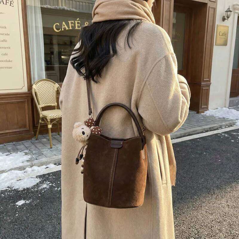 New Korean Style Simple Crossbody Women Retro Matte Shoulder Comfortable and Versatile Texture Casual Handle Bucket Bag XJ260131