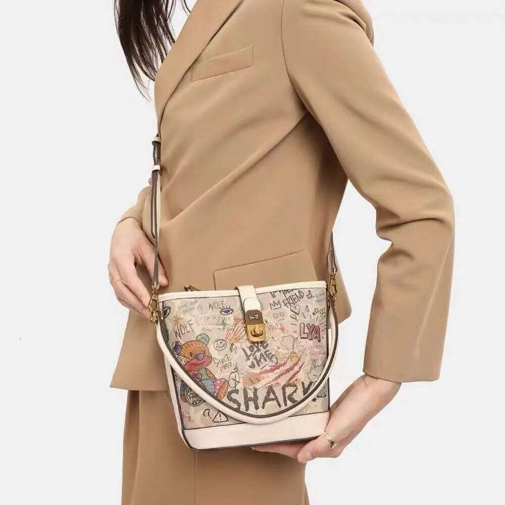 Women's handbag 2025 autumn/winter new designer high-end water bucket bag, fashionable and versatile single shoulder crossbody