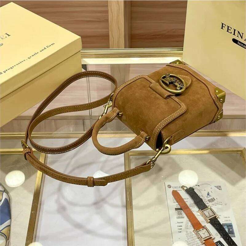 Ladies' handbag high-end lamb wool mobile phone 2024 autumn/winter vintage small square bag, single shoulder crossbody bag