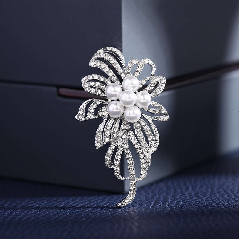 Brooch Exquisite Inlaid Diamond Corsage Yiwu Clothing Accessories Factory Wholesale High-end Versatile Simple Elegant Pin Niche