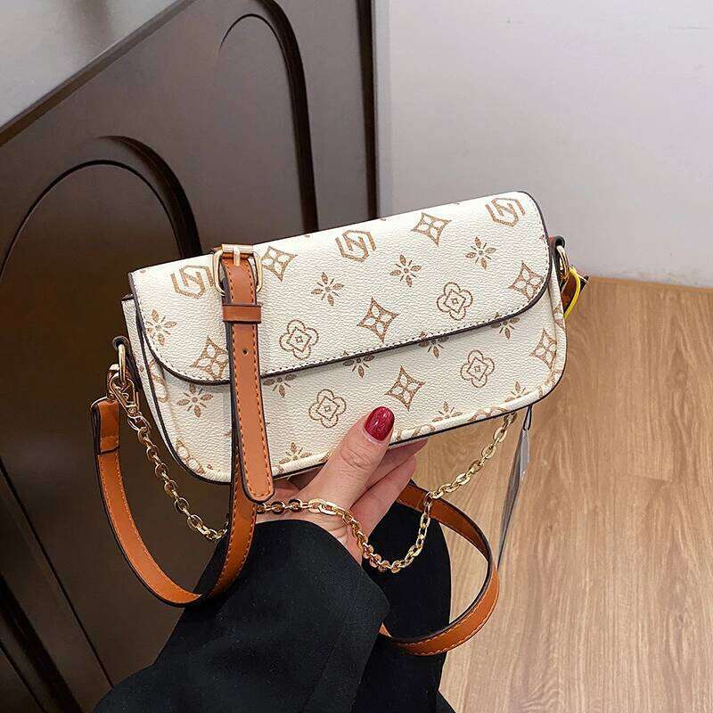 Fashionable retro printed small square versatile single shoulder bag; crossbody bag under the arm.