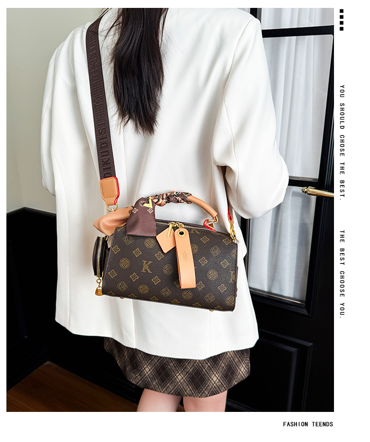 High-end Fashion Boston Pillow Bag for Women 2026 New Style Retro Luxury Fashion Crossbody Shoulder Bag with Letter Design for Women