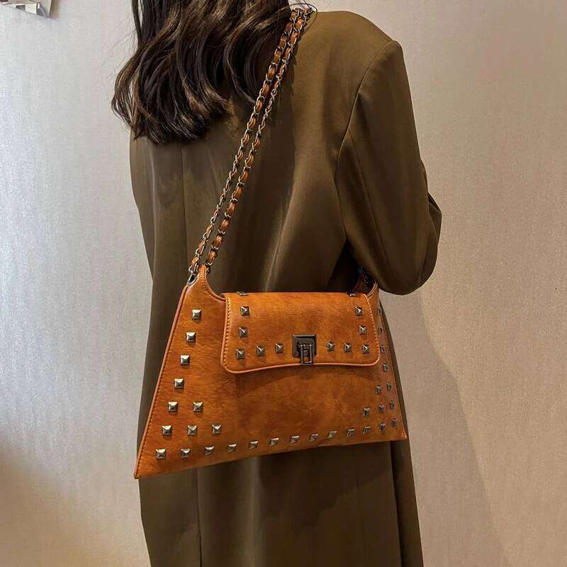 Vintage handbag for women; new fashion retro envelope shoulder bag with a unique texture chain strap.