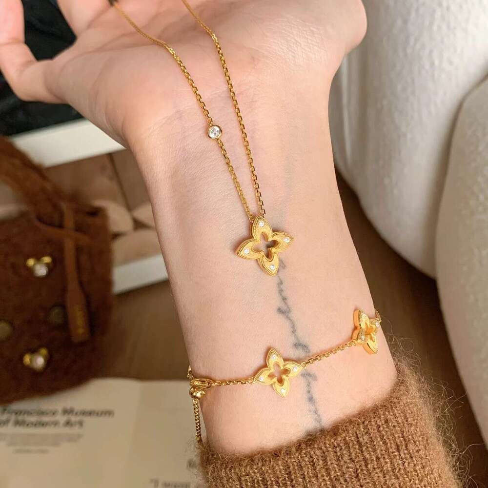 Jewelry Set Vintage Style Brushed Four Leaf Flower Necklace Women Elegant And Luxurious Niche High End New Design Gift For Girlfriend Visionice