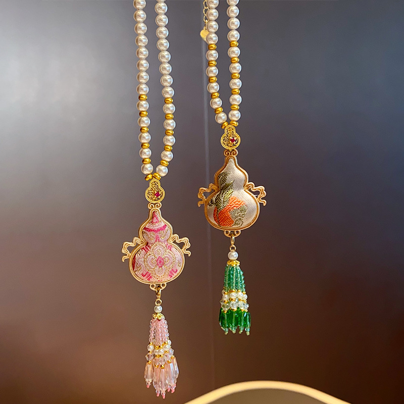 Fashionable New Handmade Gourd Pendant Necklace For Women With A New Chinese Style Pearl Sweater Chain Tassel Pendant Necklace