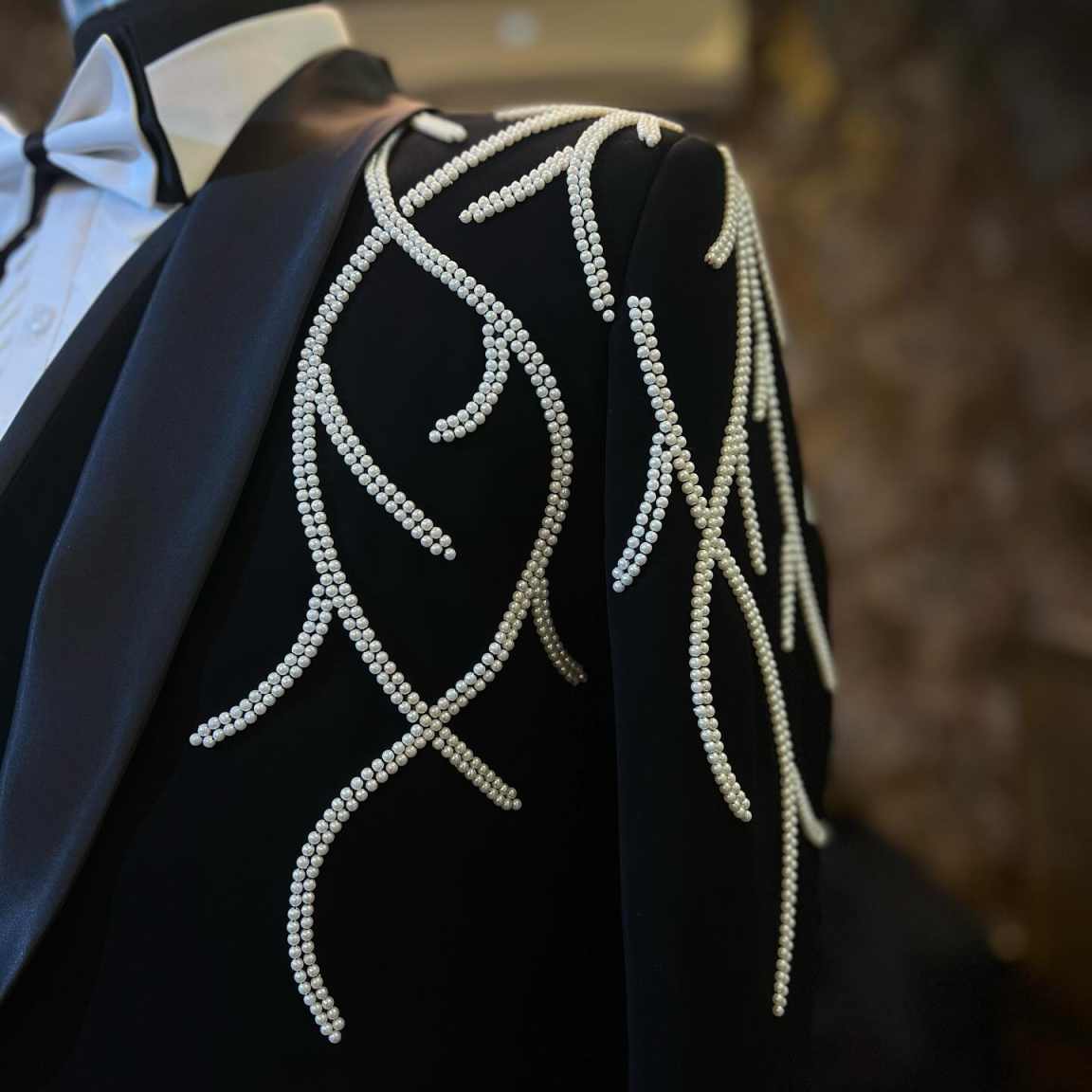 Stunning Mens Suits 2 Pieces Jacket Pants Shawl Lapel Single Breasted Beading Pearls Special Occasion Party Customized traje de hombre