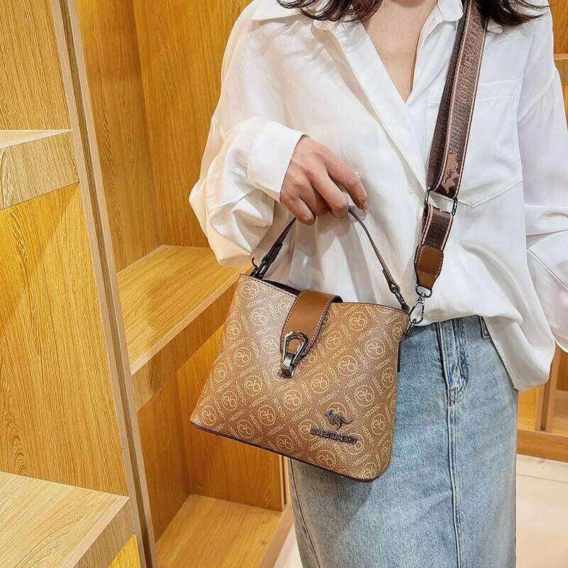 Vintage Women's Bucket Shoulder Bag Fashionable versatile crossbody bucket bag Large capacity and comfortable wide shoulder