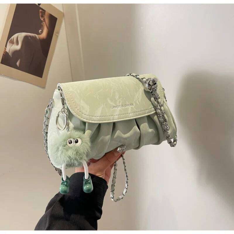 Charming charm pendant with delicate chain shoulder Stylish and versatile crossbody bag Casual chain-strap handbag