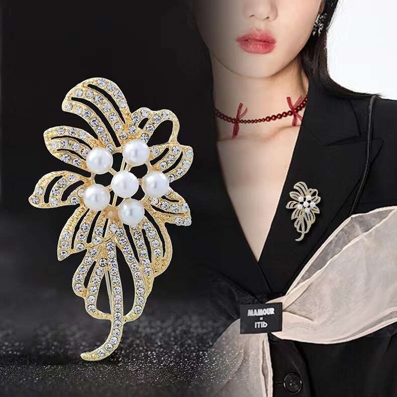 Brooch Exquisite Inlaid Diamond Corsage Yiwu Clothing Accessories Factory Wholesale High-end Versatile Simple Elegant Pin Niche