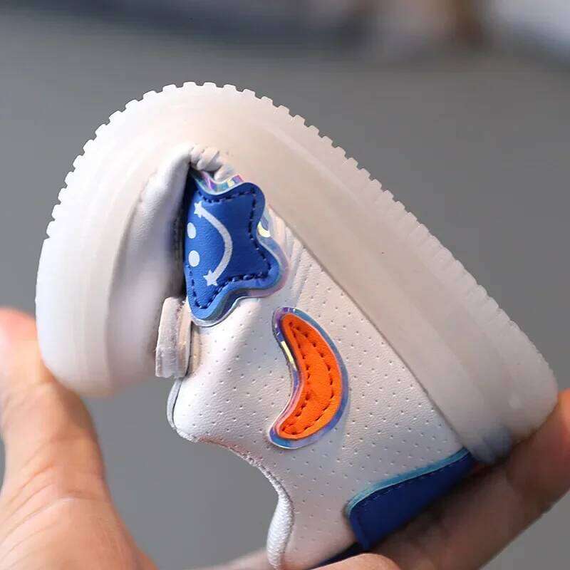 Kids LED Light Casual Boys Cute Cartoon Glowing Sneakers Children Soft Bottom Anti Slip Sports Fashion Girls Shoes Y260128