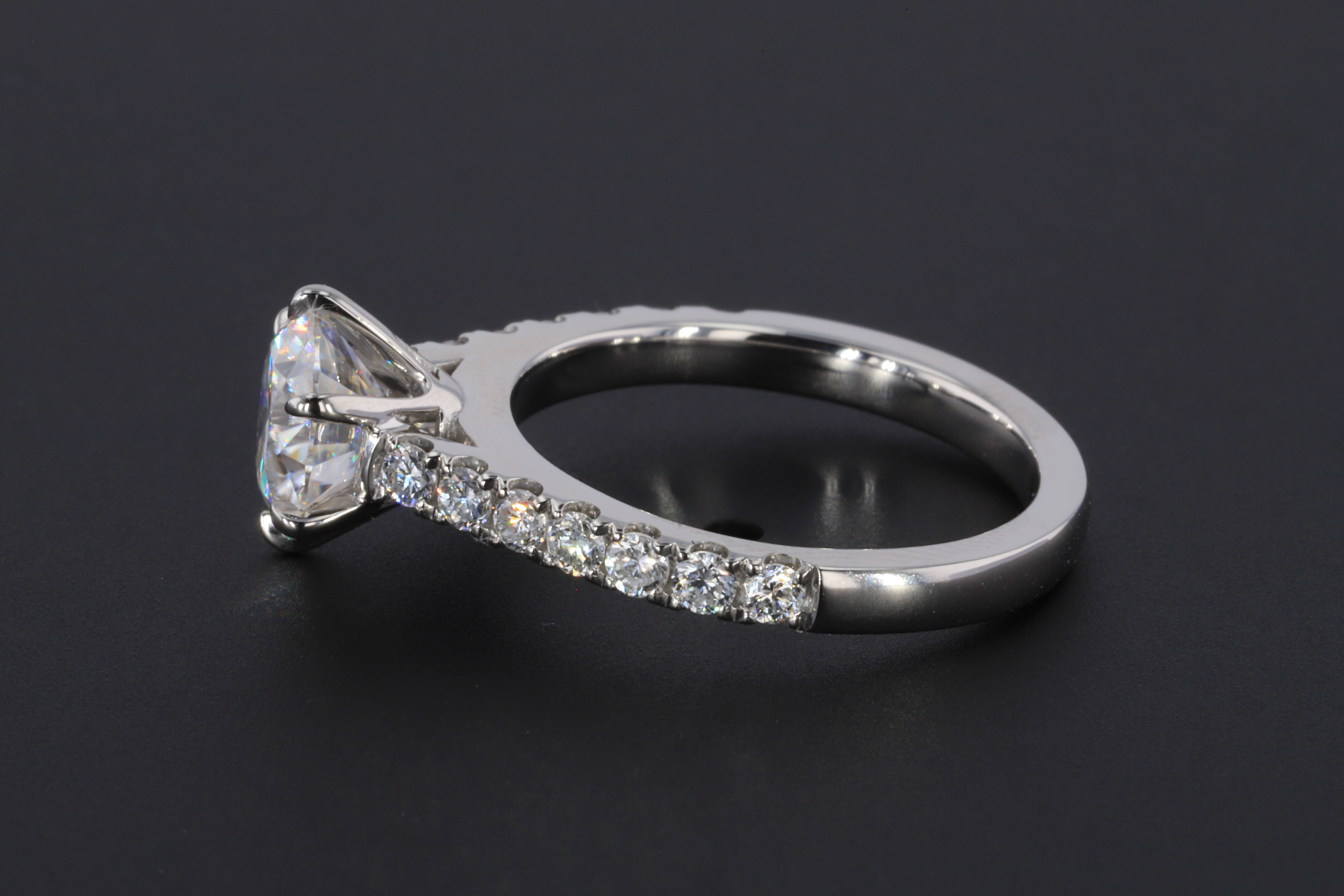 Starsgem Moissanite Stone Jewelry 3 Carat Moissanite Engagement Ring with Side Lab Diamond for Wedding