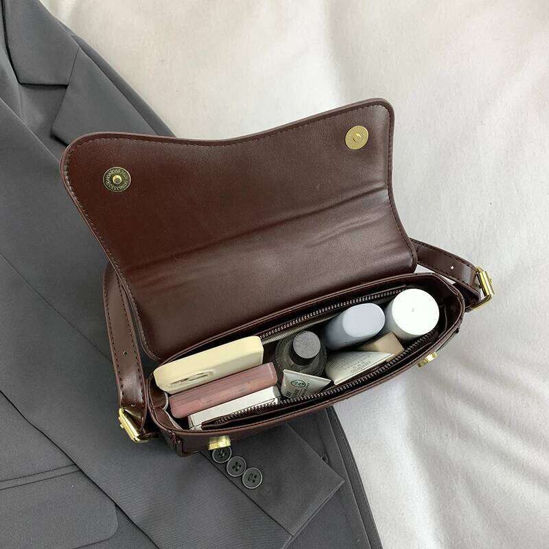 Flip Magnetic Buckle Shoulder Crossbody Bag for Work Commuting, Fashionable and Simple Armpit Small Square Bag, Portable Acc